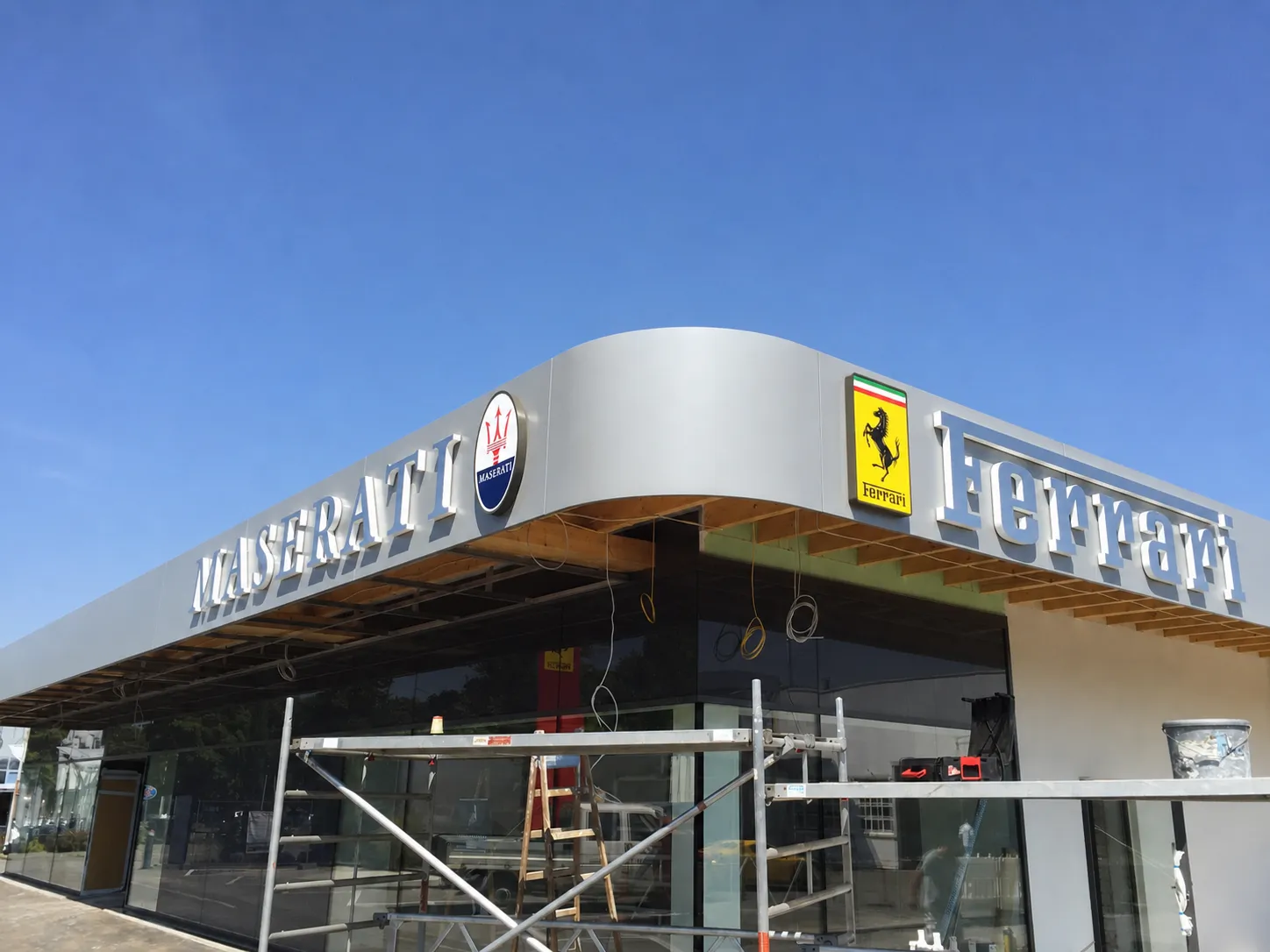 Höchste Präzision für Premiummarken: 3,0 mm Aluminiumfassade für Ferrari Gohm