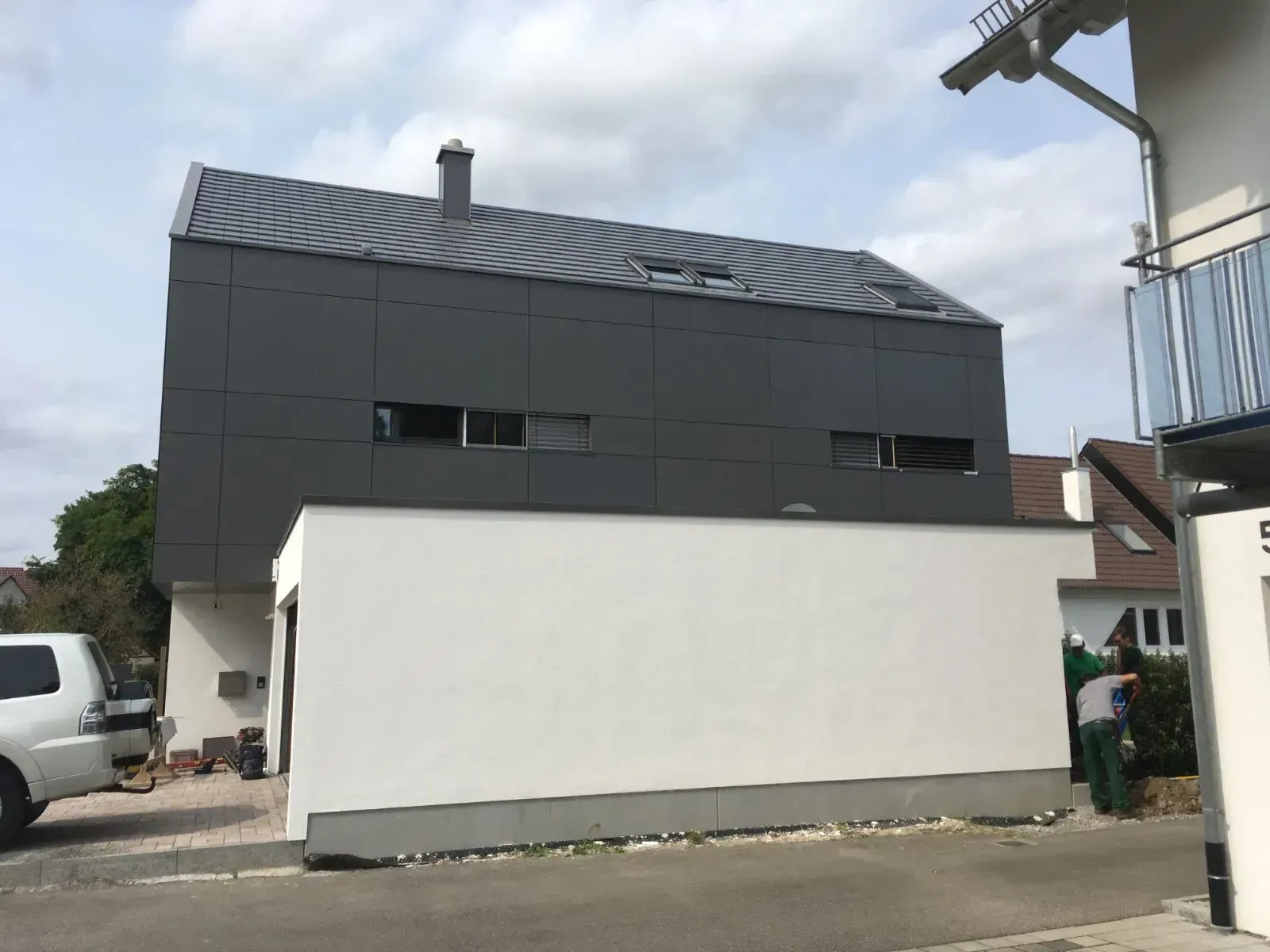 Moderne Architektur trifft Meisterhandwerk: Maßgefertigte Aluminiumfassade und Dachentwässerung