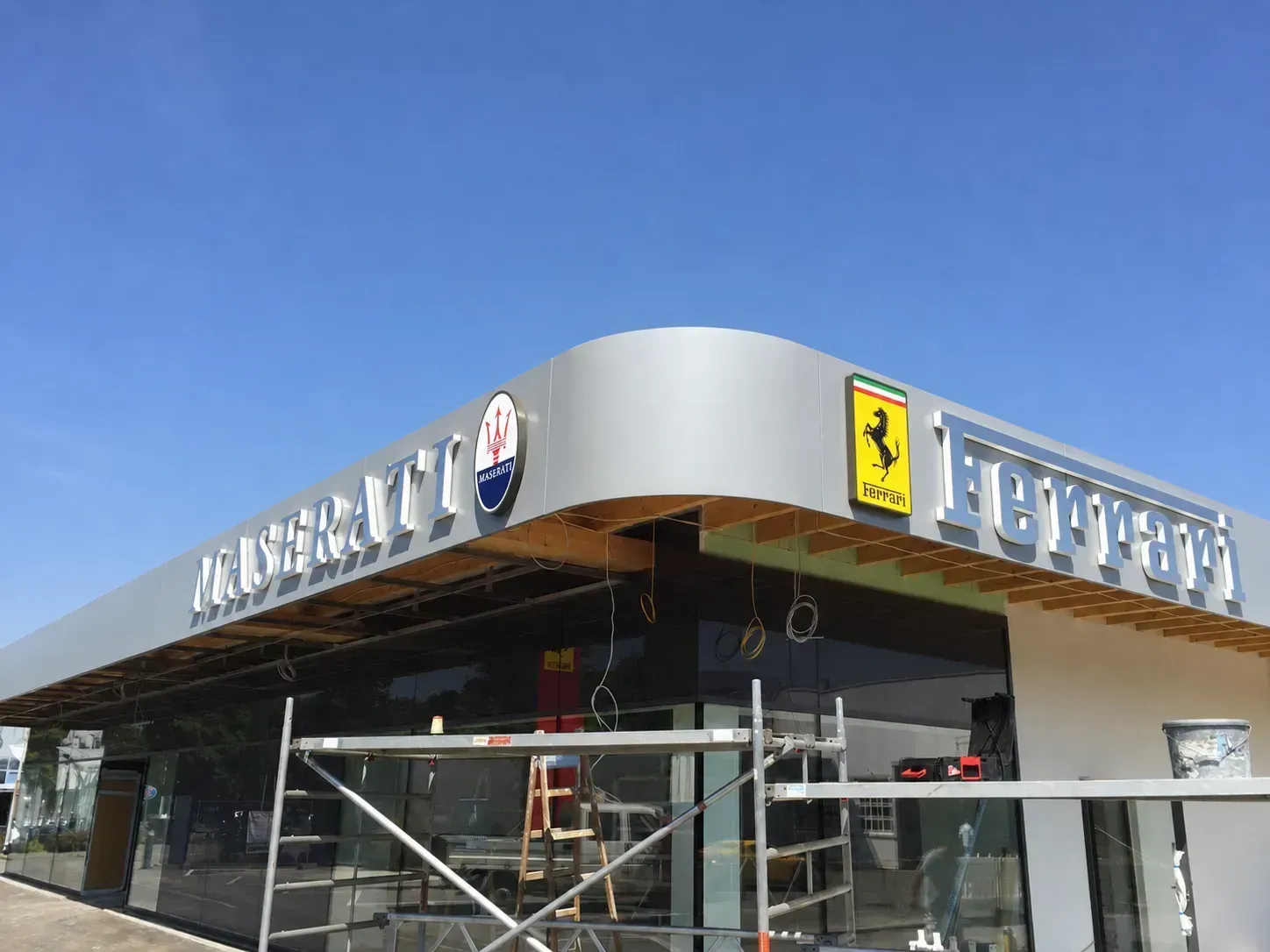 Höchste Präzision für Premiummarken: 3,0 mm Aluminiumfassade für Ferrari Gohm