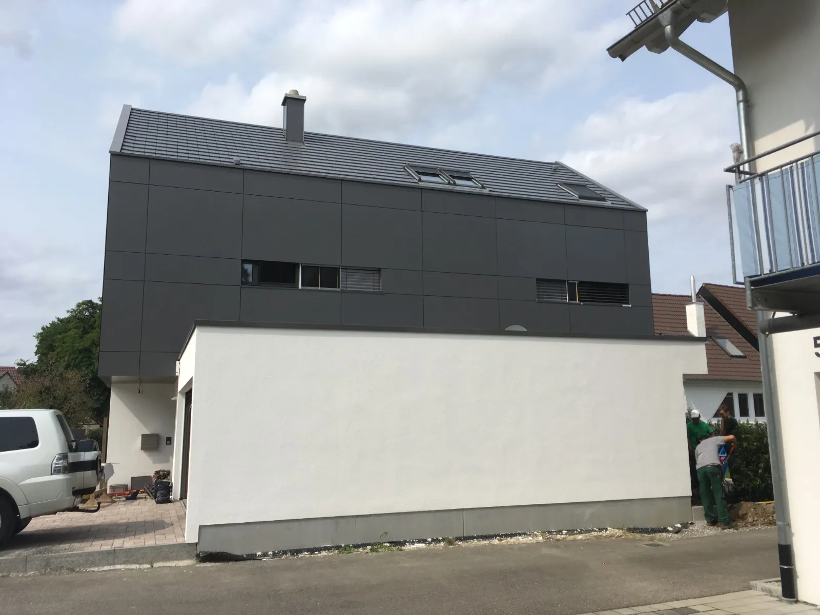 Moderne Architektur trifft Meisterhandwerk: Maßgefertigte Aluminiumfassade und Dachentwässerung